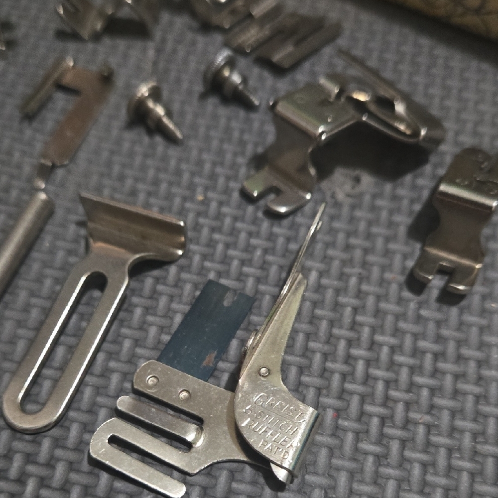 Rotary Sewing Machine Attachments Set - Picture 5 of 7